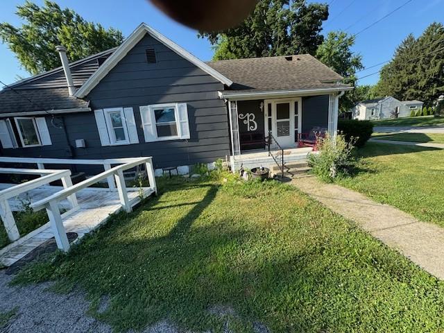 414 S Worth St, Sullivan, IL 61951 - bungalow-style home with a porch and a front lawn