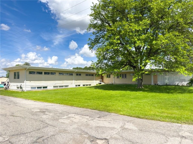 1511 E Fayette Ave, Teutopolis, IL 62467 - view of front of house with a front lawn