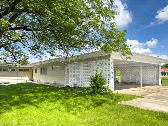 1511 E Fayette Ave, Teutopolis, IL 62467 - view of side of property with a yard, a carport, and driveway