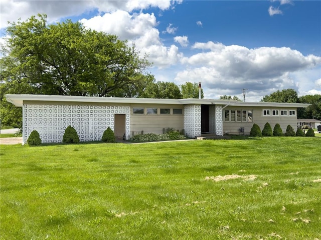 1511 E Fayette Ave, Teutopolis, IL 62467 - view of front of home featuring a front yard