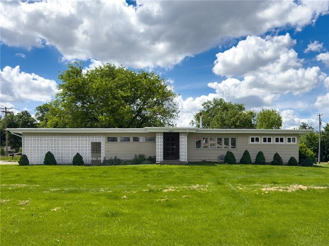 1511 E Fayette Ave, Teutopolis, IL 62467 - view of front of home with a front lawn