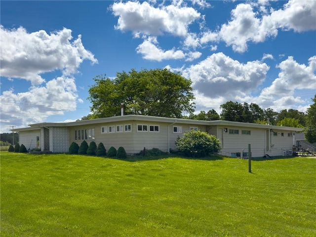 1511 E Fayette Ave, Teutopolis, IL 62467 - view of front of home featuring a front lawn