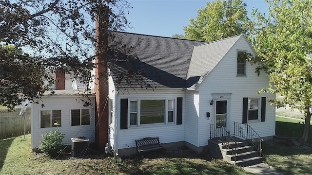 view of front of house featuring a front lawn