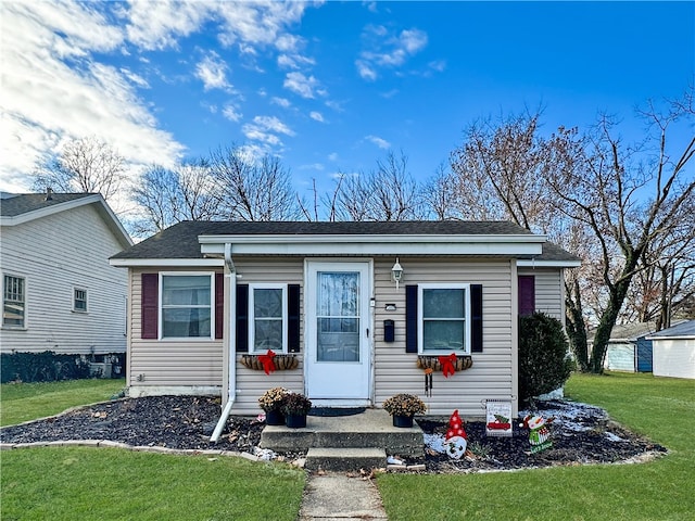 view of front facade with a front yard