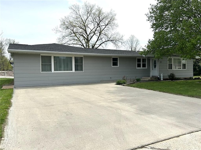 1511 E Country Ave, Effingham, IL 62401 - ranch-style house with driveway and a front lawn