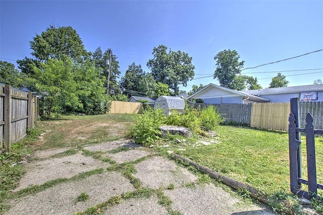 1470 W Decatur St, Decatur, IL 62522 - view of yard featuring a shed