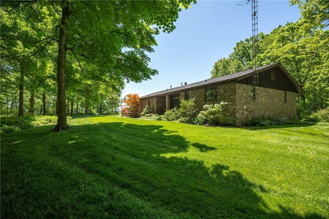 view of green lawn