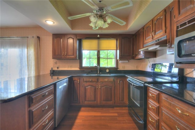 1225 W Pineview Ct, Decatur, IL 62526 - kitchen with stainless steel appliances, under cabinet range hood, a peninsula, a ceiling fan, and dark wood-style flooring