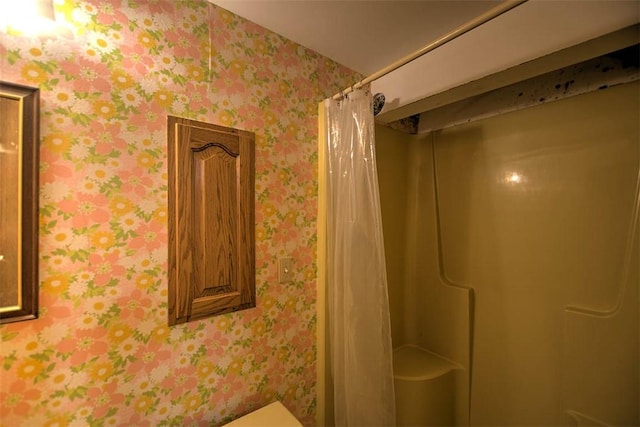 3103 N Oakland Ave, Decatur, IL 62526 - bathroom featuring curtained shower