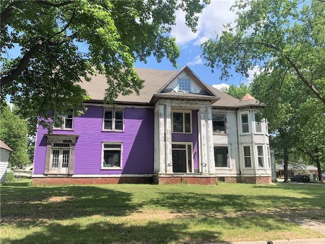 view of front of property with a front yard