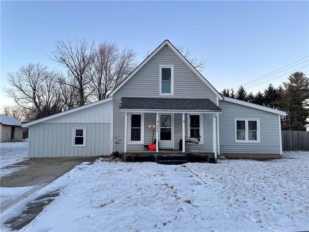 864 E Young Ave, Hoopeston, IL 60942 - bungalow-style house featuring covered porch