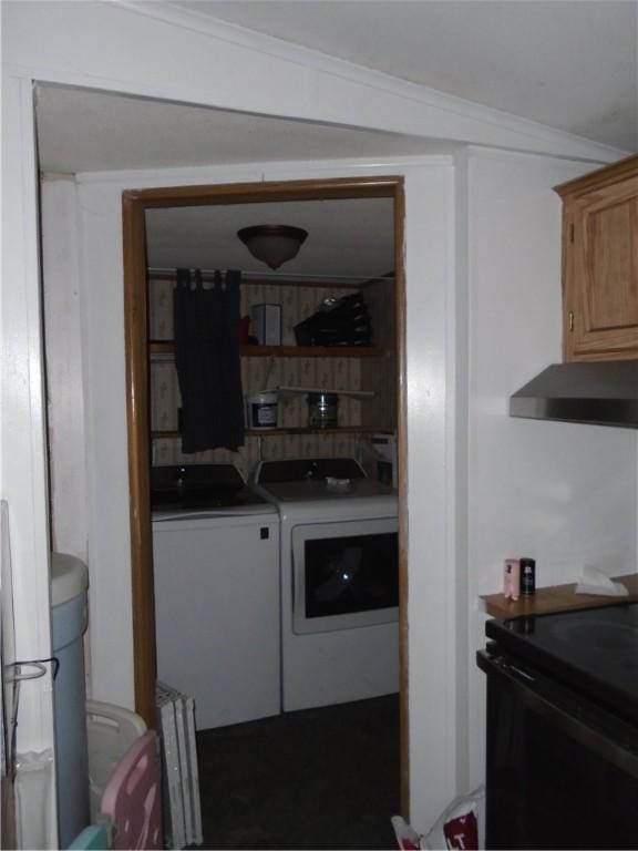 washroom featuring laundry area, ornamental molding, and independent washer and dryer