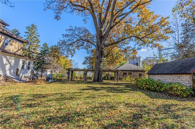 view of yard with an outbuilding