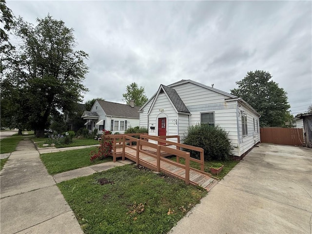 706 Douglas St, Paris, IL 61944 - bungalow featuring a wooden deck