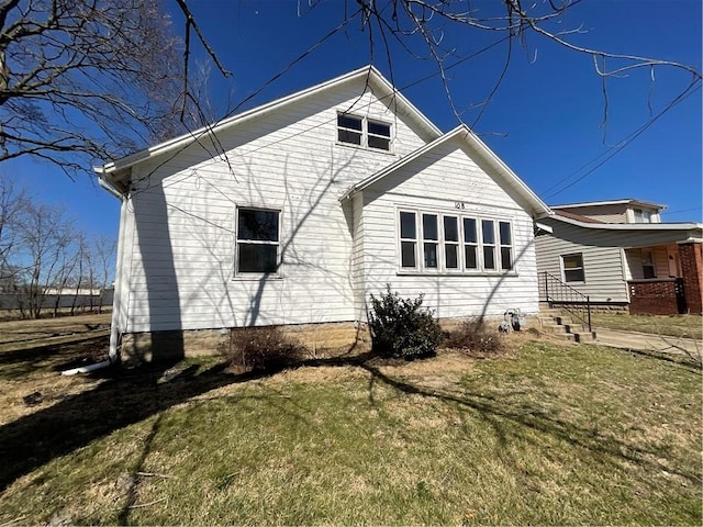 view of side of property featuring a yard