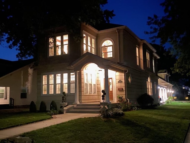 view of front of house featuring a yard