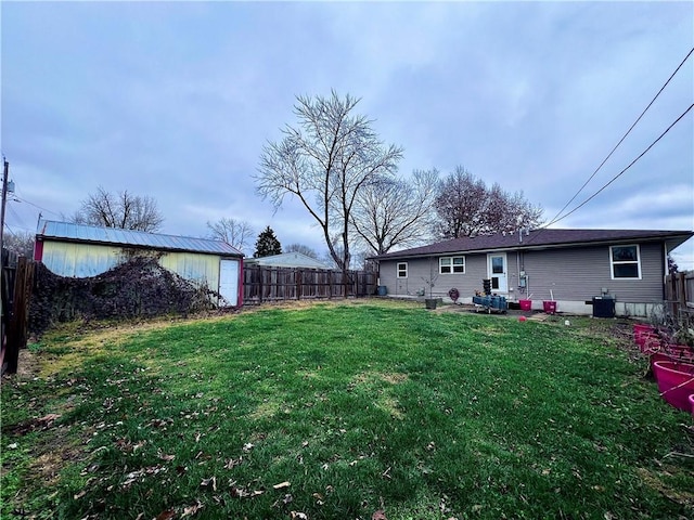 view of yard with an outdoor structure