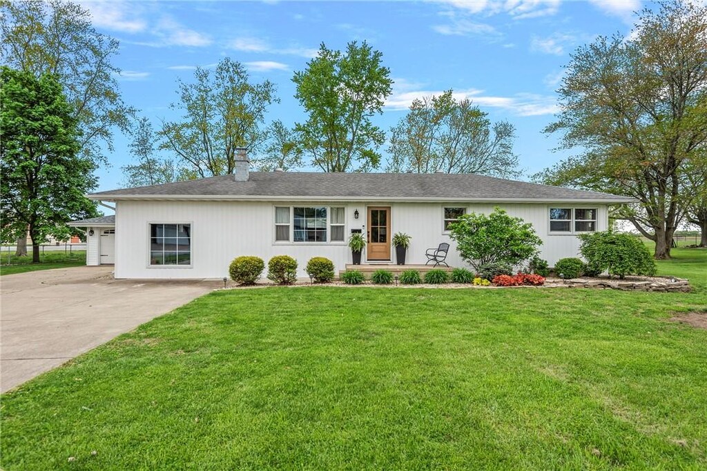 111 W 7th St, Pana, IL 62557 - photo 1