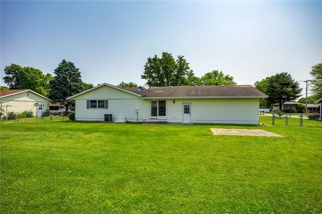 1009 Henrietta St, Effingham, IL 62401 - rear view of house with a patio area