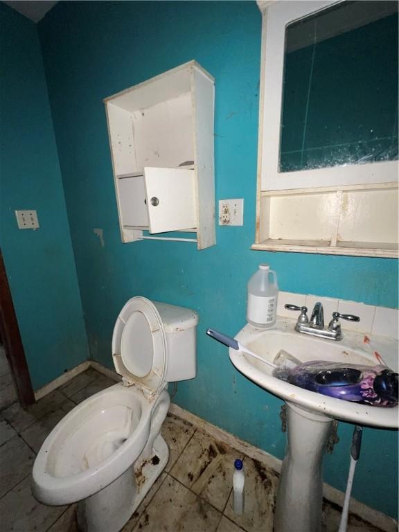902 N Robb St, Robinson, IL 62454 - half bath with toilet and baseboards