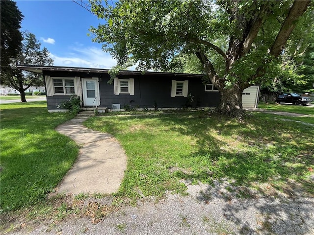 902 N Robb St, Robinson, IL 62454 - view of front of property featuring a front yard