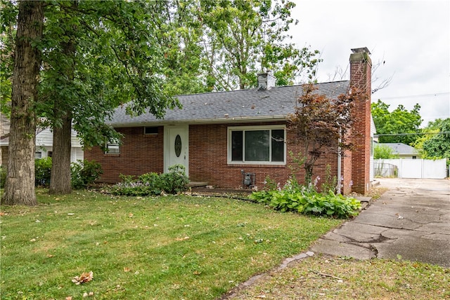 view of front of property featuring a front lawn