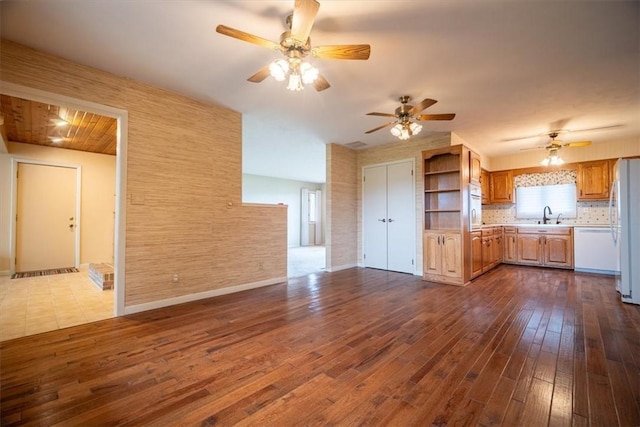 kitchen featuring hardwood / wood-style floors, white appliances, backsplash, sink, and ceiling fan