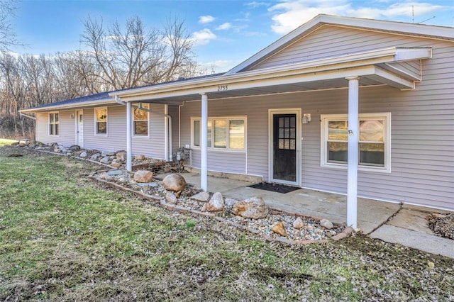 view of front of house with a front lawn