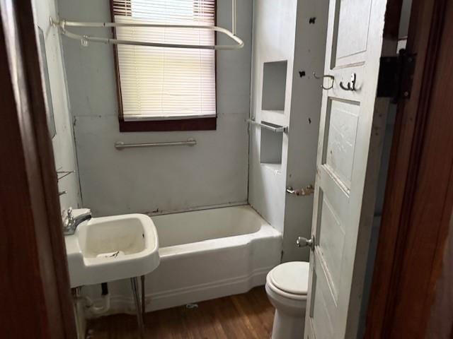 905 N Griffin St, Danville, IL 61832 - full bathroom with wood finished floors, a tub, toilet, and a sink