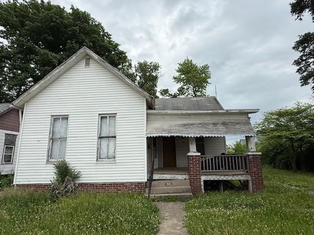 905 N Griffin St, Danville, IL 61832 - bungalow featuring a porch