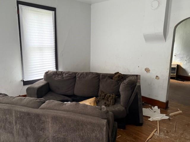 905 N Griffin St, Danville, IL 61832 - living room with baseboards