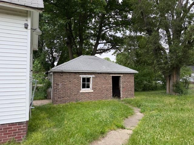 905 N Griffin St, Danville, IL 61832 - view of side of home featuring an outbuilding and a lawn