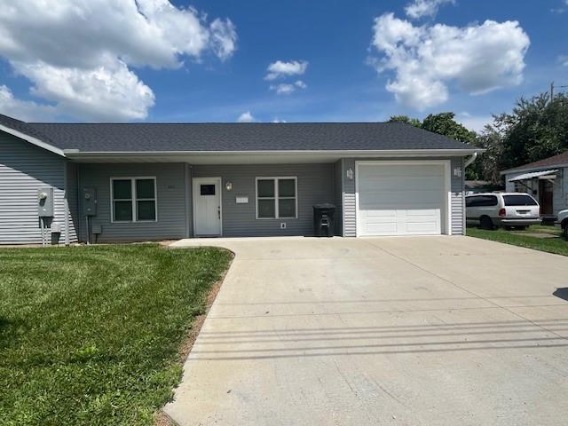 602 S Linden St, Effingham, IL 62401 - ranch-style home featuring a garage, concrete driveway, and a front lawn