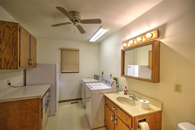 2839 E Wood St, Decatur, IL 62521 - laundry area featuring a sink, baseboards, a ceiling fan, independent washer and dryer, and laundry area