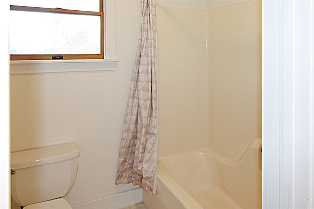 bathroom featuring shower / bathtub combination with curtain