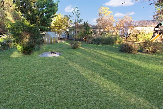 view of yard featuring an outdoor structure