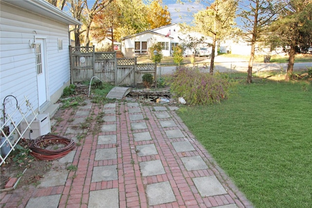 view of yard featuring a patio area