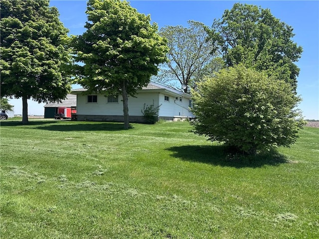 view of green lawn