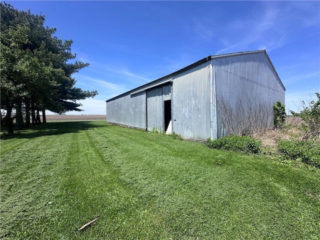 view of pole building featuring a yard