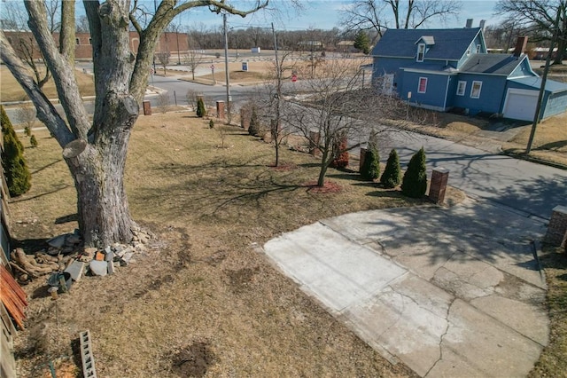 view of yard featuring concrete driveway