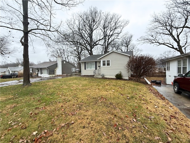 bungalow featuring a front lawn