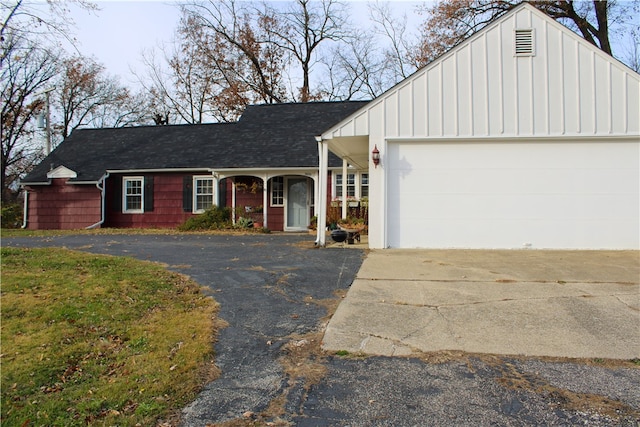 single story home featuring a garage