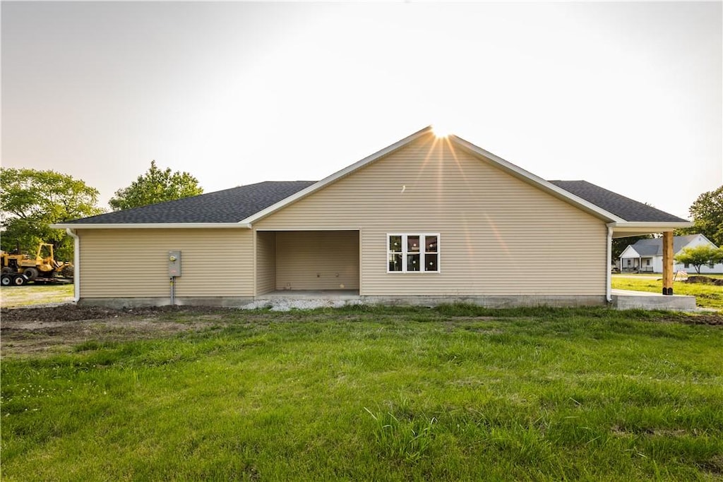 108 E N 2nd St, Findlay, IL 62534 - rear view of house with a lawn