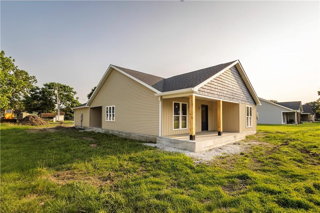 108 E N 2nd St, Findlay, IL 62534 - view of side of property with a yard