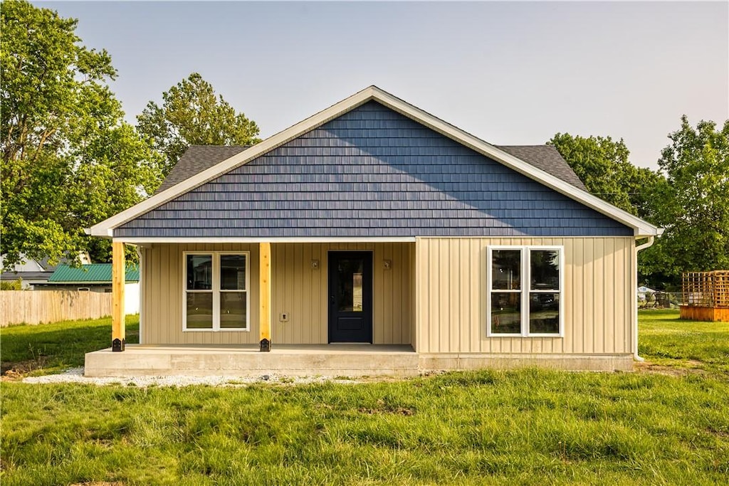 108 E N 2nd St, Findlay, IL 62534 - view of front facade with a porch