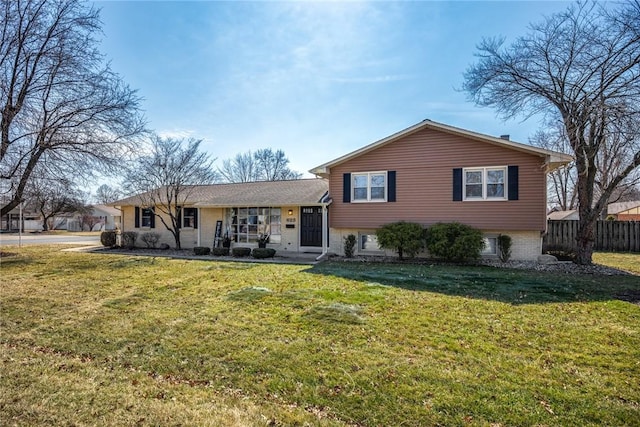 view of front of property featuring fence and a front yard