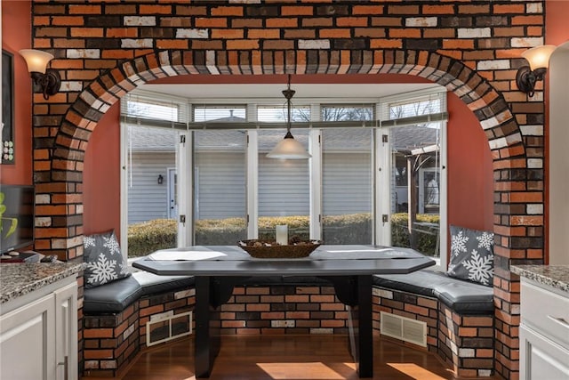 sunroom / solarium featuring visible vents and arched walkways