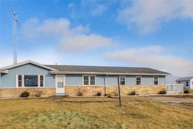 single story home with a front lawn