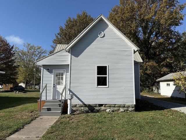 view of front of house featuring a front yard