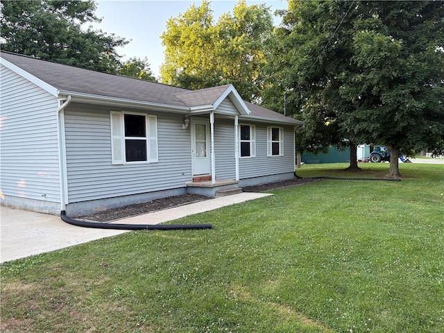 905 Oak St, Edgewood, IL 62426 - view of front of house with a front lawn and roof with shingles